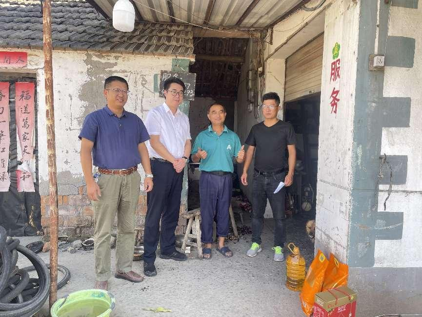 亿万先生公司赴当涂县七房村开展中秋慰问运动